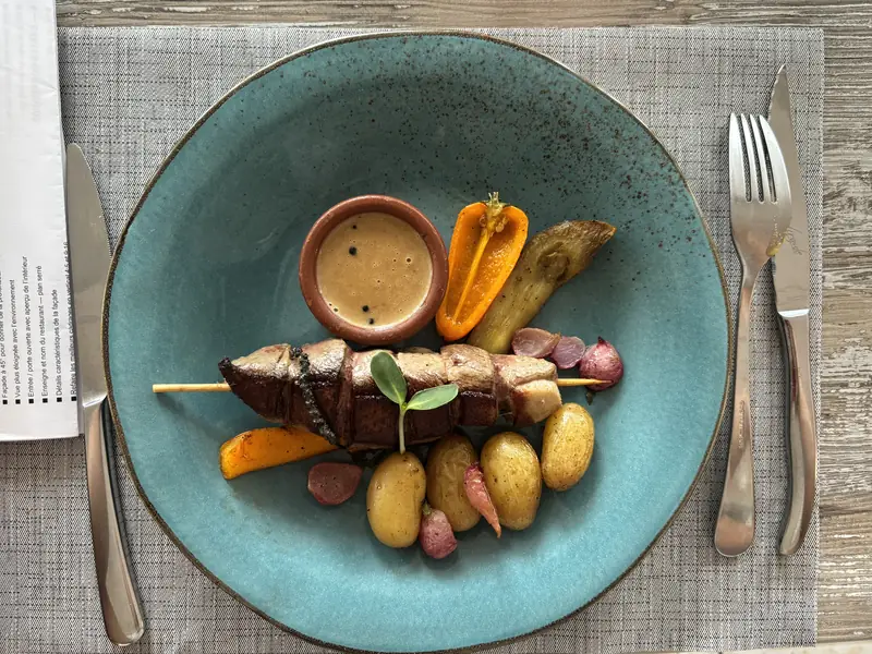 Brochette de magret de canard, pommes grenaille et légumes rôtis