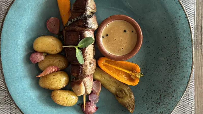 Brochette de magret de canard, pommes grenaille et légumes rôtis