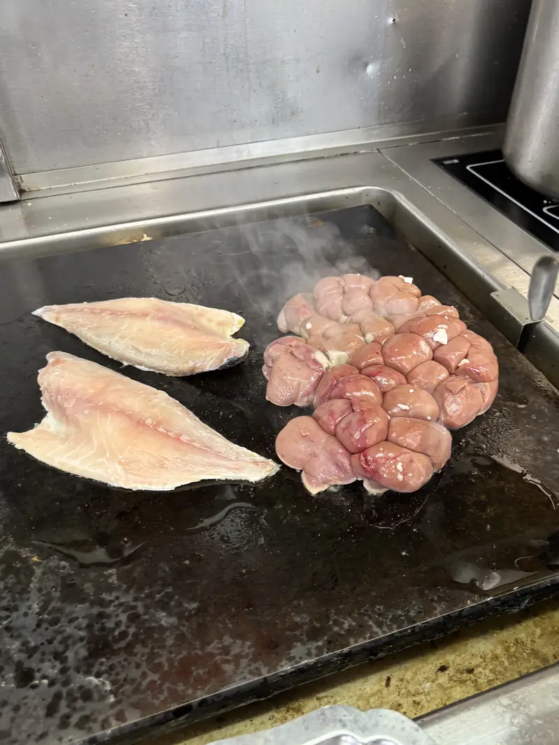 Filets de daurade et rognons de veau saisis à la plancha