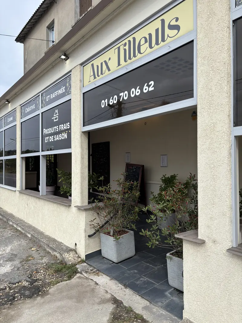 Façade du restaurant Aux Tilleuls à Thomery, produits frais et de saison