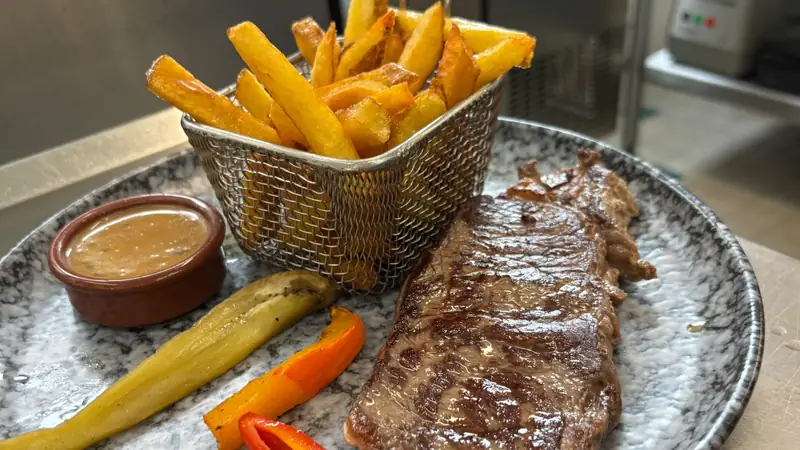 Faux-filet grillé et frites maison, à emporter