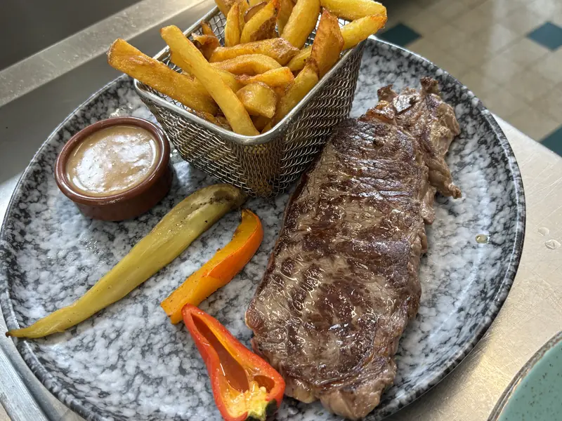 Faux-filet de bœuf, sauce et frites maison
