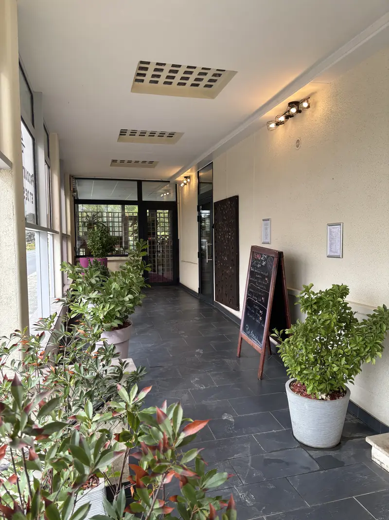 Galerie d'entrée fleurie du restaurant