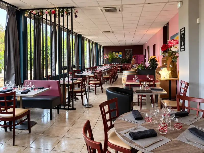 Salle du restaurant Aux Tilleuls à Thomery, baignée de lumière et ouverte sur la verdure