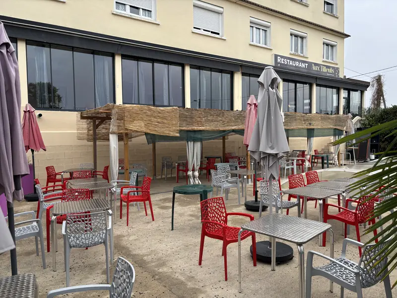Terrasse au pied de la façade du restaurant Aux Tilleuls