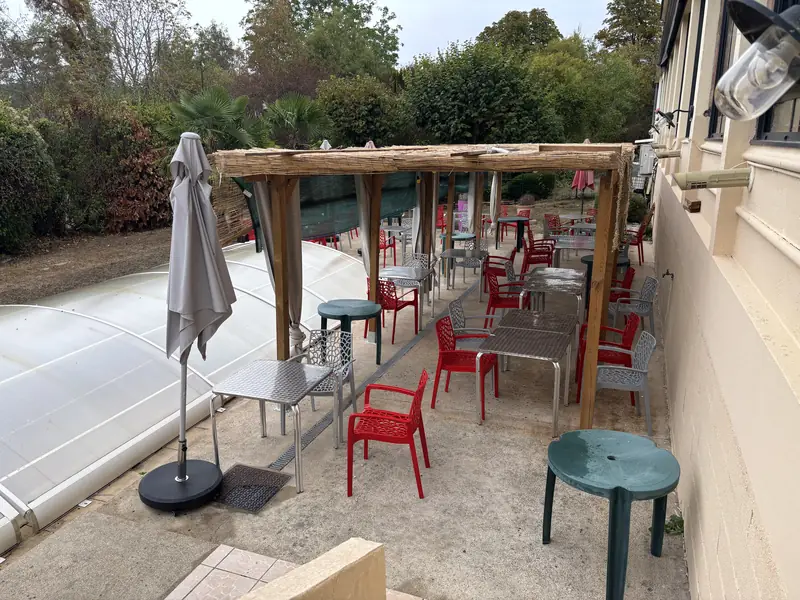 Terrasse ombragée avec ses chaises rouges et sa pergola