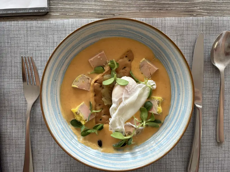Velouté de butternut, œuf poché tiède et foie gras